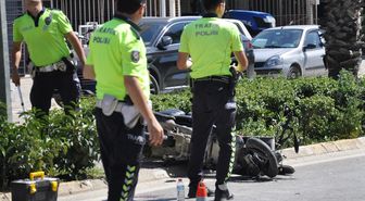 İzmir'de motosikletin iş makinesi yüklü kamyonla çarpışması kamerada