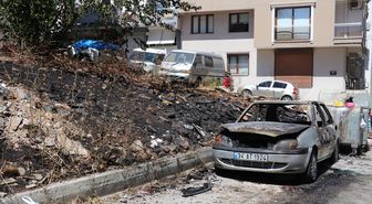 İzmir'de otluk alandan sıçrayan yangın 2 araçta hasar oluşturdu