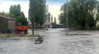 Kars'ta selin ortasında mahsur kalan yaşlı çift kurtarıldı
