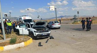 Kırıkkale'de iki otomobil çarpıştı: 6 yaralı