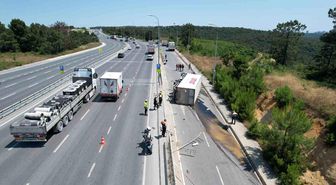 Kontrolden çıkan market kamyonu çevre yolundan yan yola devrildi