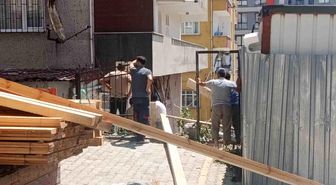 Küçükçekmece'de inşaat çalışması sırasında merdiven çöktü: Evlerinde mahsur kalan vatandaşları itfaiye kurtardı