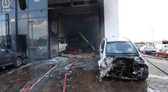 Oto tamirhanesinde yangın: 5 kişi dumandan etkilendi