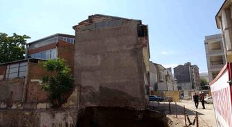 Temelindeki göçük sonrası apartman mühürlendi