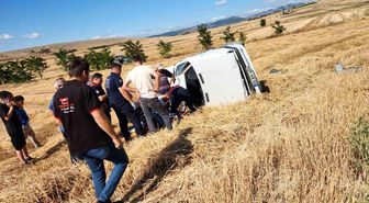Vezirköprü'de otomobil tarlaya uçtu: 2 yaralı