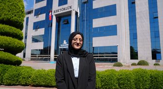 Yemenli ve Haitili öğrenciler KBÜ'de birincilikle mezun oldu