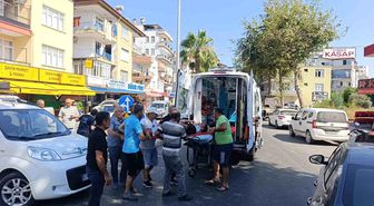 Antalya'da 'U' dönüşü yapan araçla çarpışan motosikletteki 2 kişi yaralandı