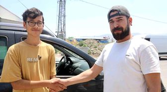Aracında unutulan telefonu sahibine ulaştırmak için günlerce mücadele veren vatandaş, emaneti sahibine teslim edince vicdanen rahatladı