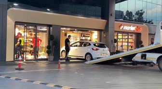 Bağcılar'da akaryakıt istasyonundaki otomobil markete daldı; müşteri yaralandı