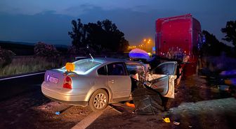 Otoyolda emniyet şeridinde duran TIR'a otomobil çarptı: 2 ölü
