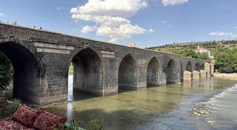 Diyarbakır'da sıcaklığın 40 dereceyi bulmasıyla tarihi mekanlar boş kaldı