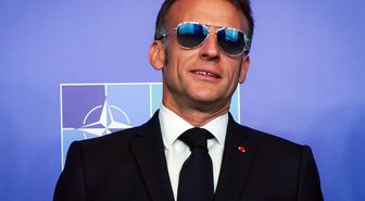 İşte Macron'un güneş gözlüğünü hiç çıkarmamasının nedeni