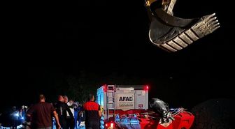 Kezer Çayı'nda mahsur kalan genç, kepçeyle kurtarıldı