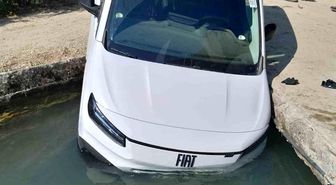 Manavgat'ta hafif ticari araç sulama kanalına düştü