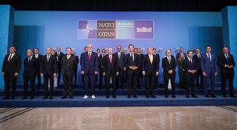 NATO Zirvesi'nde Liderler Aile Fotoğrafı Çekiminde Bir Araya Geldi