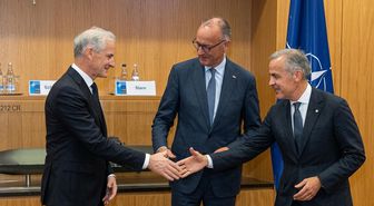 NATO Zirvesi'nde Dünya Kupası rüzgarı esti: Liderler kuliste forma giydi, Kanada Haaland'ı istedi