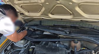 Taksinin motor bölümünde uyuşturucu ele geçirildi