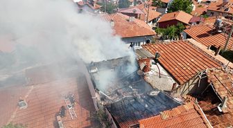 Uşak'ta tek katlı ev yanarak kullanılamaz hale geldi