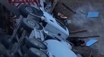Yolda oluşan çökme nedeniyle beton mikseri devrildi: 1 yaralı