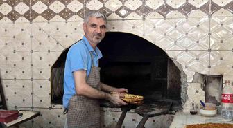 Adıyaman'da 400 derecelik fırının başında ekmek mesaisi