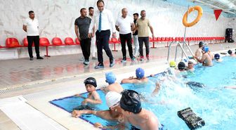 Ağrı'da çocuklar 'Yüzme Bilmeyen Kalmasın' projesiyle havuzla buluşuyor