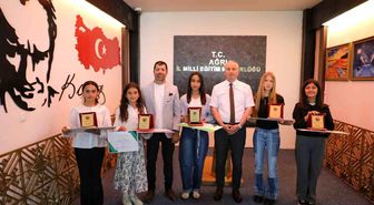 Ağrı'da 'Sağlıklı Nesil Sağlıklı Gelecek' yarışmalarında dereceye giren öğrenciler ödüllendirildi