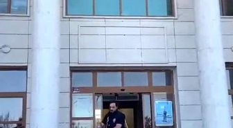 Ayrılmak istediği için evlatlarının önünde eli bıçaklı kocası tarafından öldüresiye dövüldü