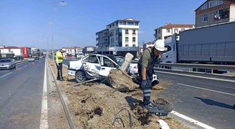Bafra'da otomobil aydınlatma direğine çarptı, sürücü yaralandı