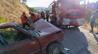 Balıkesir'de iki otomobilin çarpışması sonucu 3 kişi yaralandı