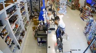 Böyle gaspçı görülmedi: Marketten parayı alıp kaçtı, içinde çocuk olan otomobili de kaçırdı, yaya olarak kaçarken cep telefonu gasp etti