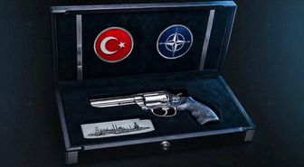 Cumhurbaşkanı Erdoğan’ın NATO’da liderlere hediye ettiği silah nedir, markası ne?