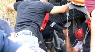 Devrilen çekicide sıkışan sürücü için ekipler seferber oldu