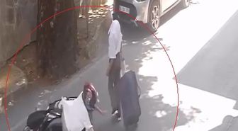Devrilen motosikletin yayaya çarptığı kaza kamerada
