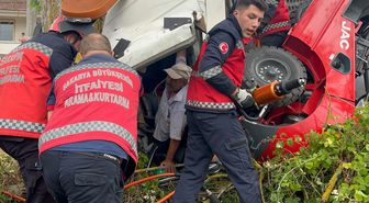 Forklift yüklü vinçli kamyonet devrildi, sıkışan sürücüyü itfaiye kurtardı