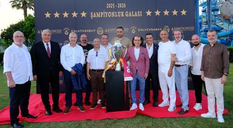 Galatasaray'ın 26'ncı şampiyonluğu Antalya'da kutlandı, Souness çimlere bayrak dikti
