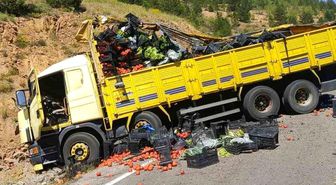 Gümüşhane'de sebze yüklü kamyon otomobile arkadan çarptı: 4 yaralı