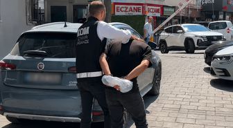 İzmir'de oto galeriyi kurşunlayan 2 şüpheli tutuklandı
