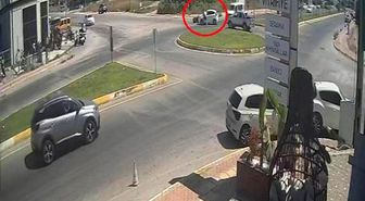Kaza yapan motosiklet sürücüsü sinirini otomobilin camından çıkardı