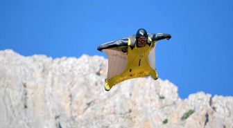 Kemaliye'de wingsuit sporcularından nefes kesen atlayışlar