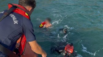 Kuşadası açıklarında kürek sörfüyle sürüklenen 2 kişi kurtarıldı