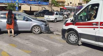 Manavgat'ta otomobiller çarpıştı, sürücüler yaralandı