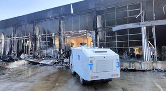 Depoda çıkan yangın geceyi aydınlattı, geriye demir yığınları kaldı