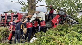 Sakarya'da devrilen çekicide sıkışan sürücü itfaiye ekiplerince kurtarıldı