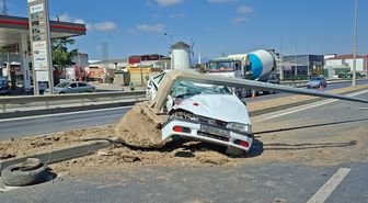 Samsun'da aydınlatma direğine çarpan otomobilin sürücüsü yaralandı