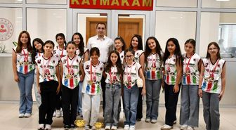 Tavşanlı'da şampiyon voleybol takımı kutlandı