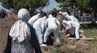 Mezara kimse yaklaştırılmadı, tabutu özel kıyafet giyenler taşıdı