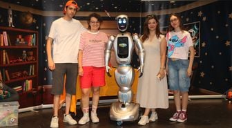 Antalya'da Türk mühendislerinin geliştirdiği insansı robot 'Ada 7' tiyatro sahnesinde