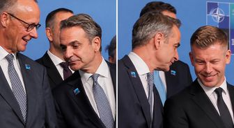 Yunanistan Başbakanı Miçotakis diğer liderleri koklarken kameralara yakalandı