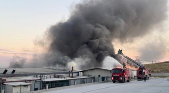 Afyonkarahisar'da fabrikada çıkan yangına müdahale ediliyor