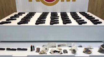 Aracın döşeme içlerine gizlenen 47 tabanca ele geçirildi